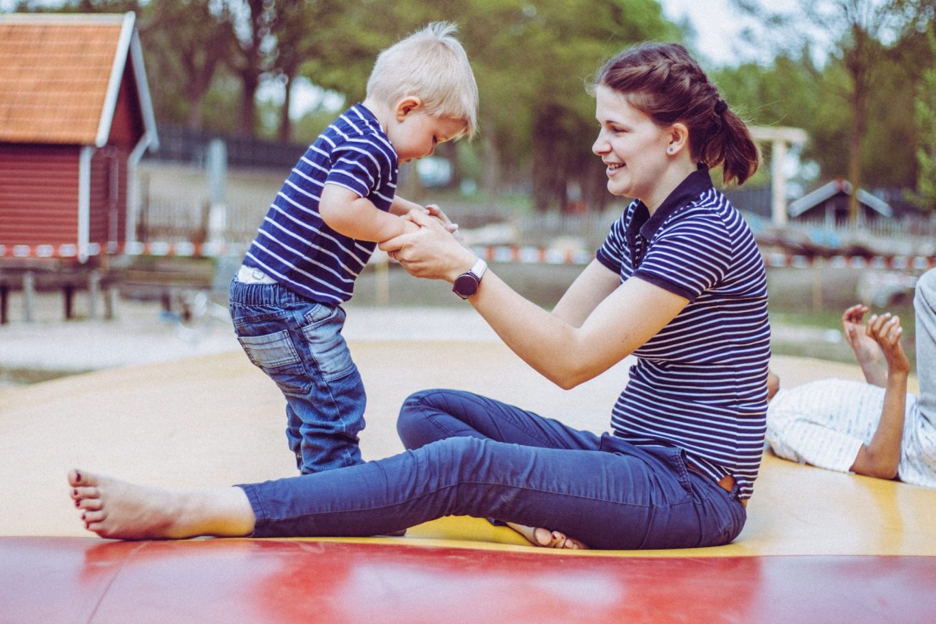 Familiäre Athmosphäre Mit Kindern auf dem Trampolin spielen und motorische Fähigkeiten trainieren